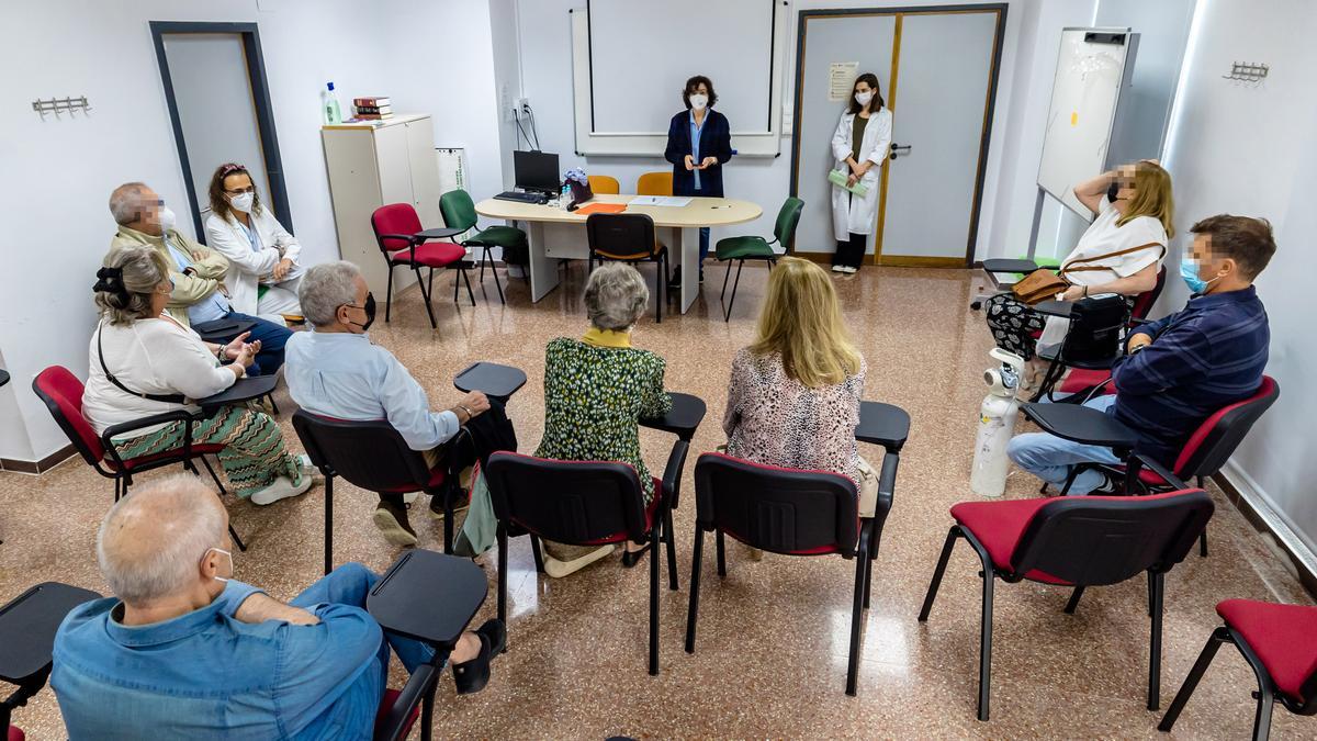 Uno de los grupos de pacientes del Hospital de Sant Joan intercambiando opiniones.