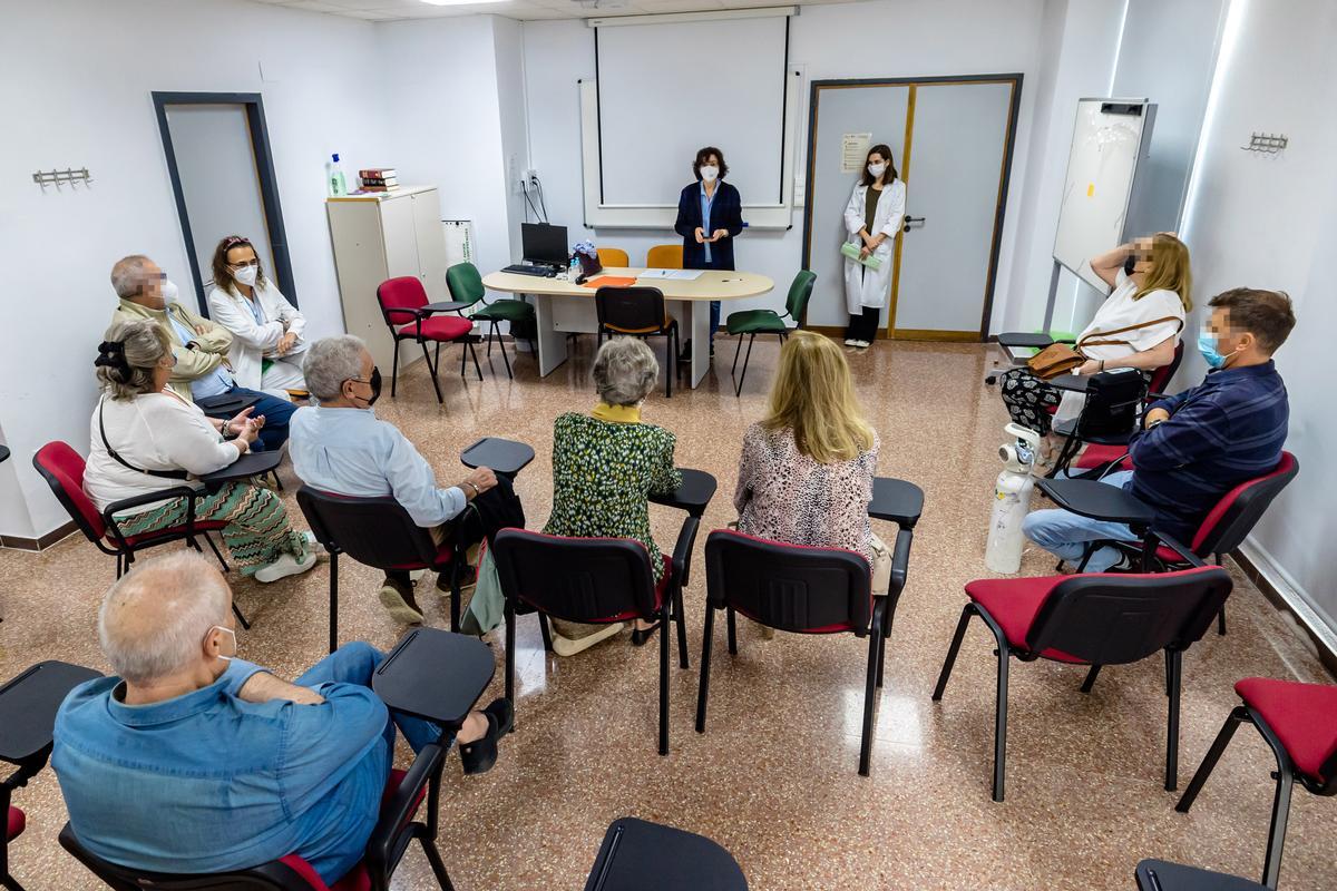 Uno de los grupos de pacientes del Hospital de Sant Joan intercambiando opiniones.