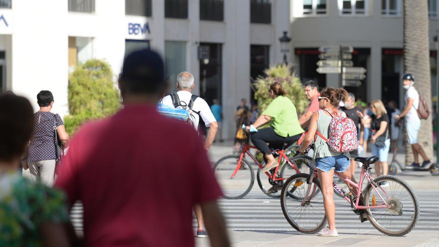 Cinco fallecidos y menos de 200 contagios durante el fin de semana en Málaga