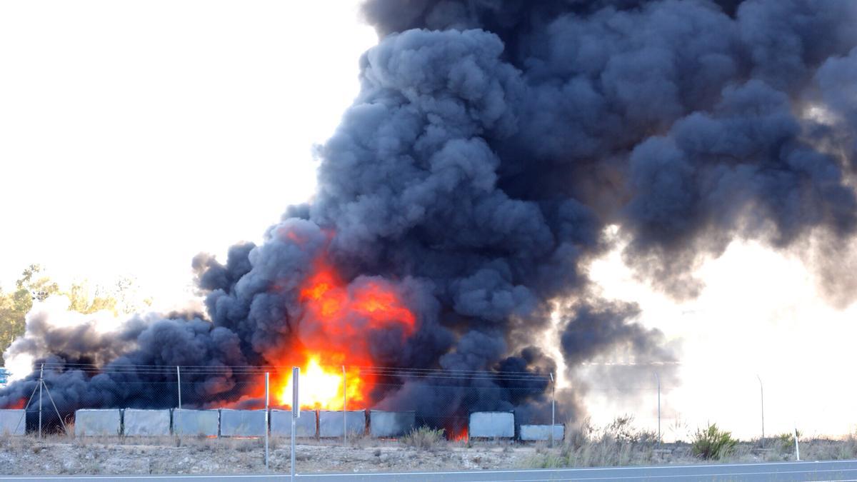 Un incendio junto a la factoría de Ford Almussafes provoca una gran columna de humo