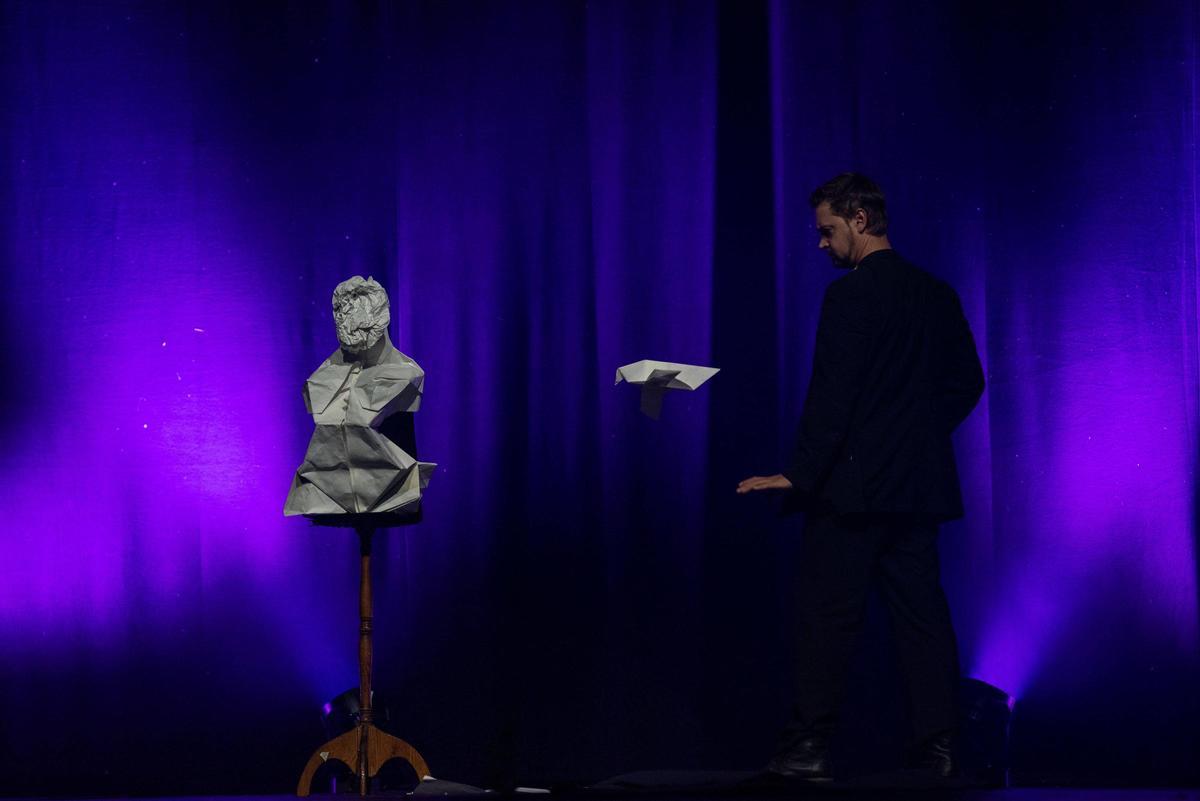 "La Nit dels Genis" va omplir ahir el Kursaal amb un públic delerós per gaudir amb els números dels mags participants