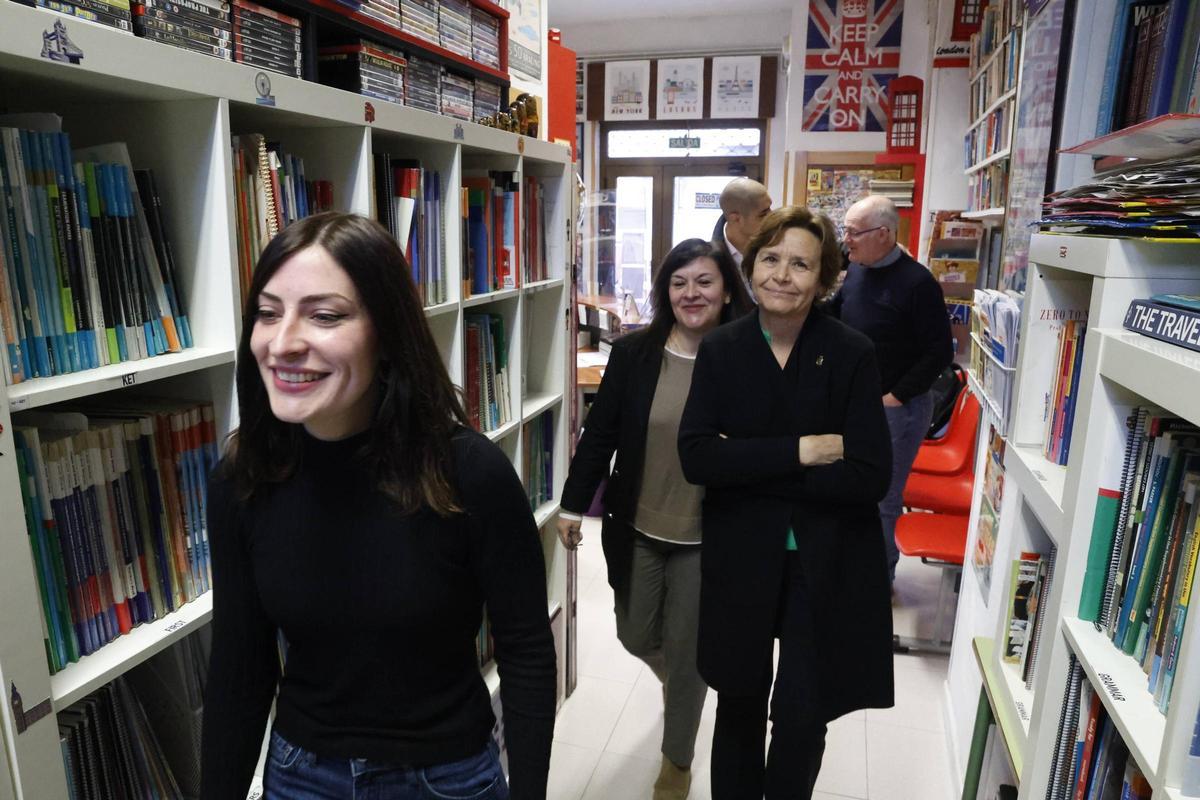 Moriyón visita la academia de inglés de El Llano que ganó un premio nacional por su compromiso con la sostenibilidad en el barrio (en imágenes)