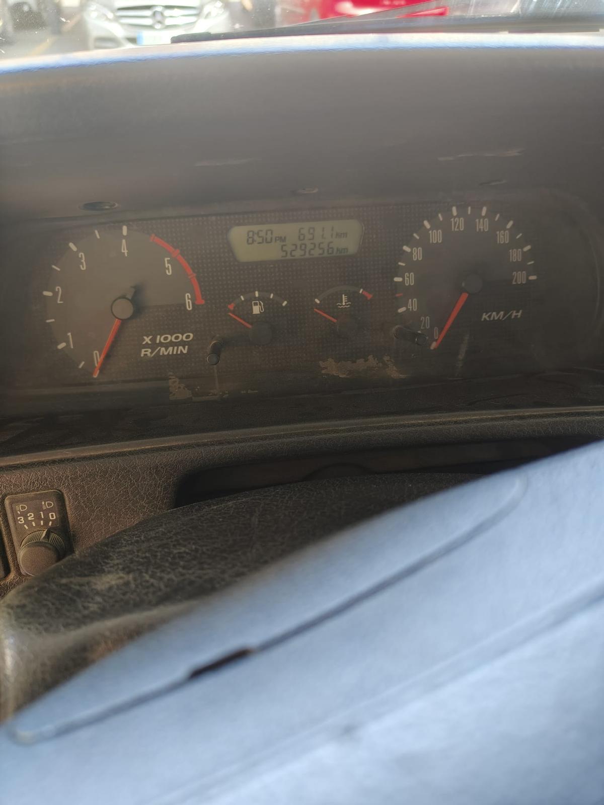 Imagen del cuentakilómetros de un coche de la Guardia Civil: casi 530.000 kilómetros en su historial y todavía patrullando.
