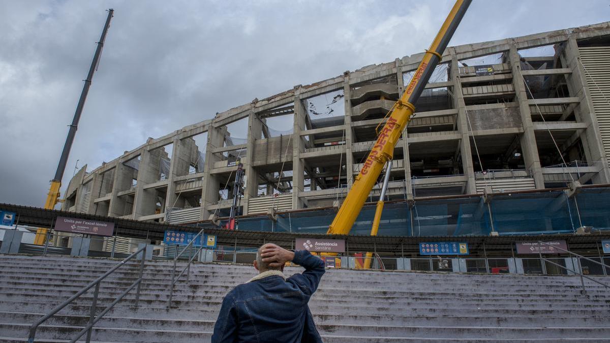 Inicio de las obras en la tercera gradería del gol sur del Camp Nou.