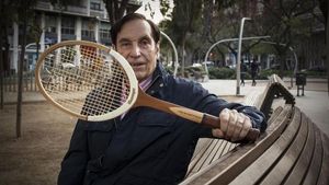 Joan Gisbert, amb una raqueta d’època, aquest divendres a Barcelona.