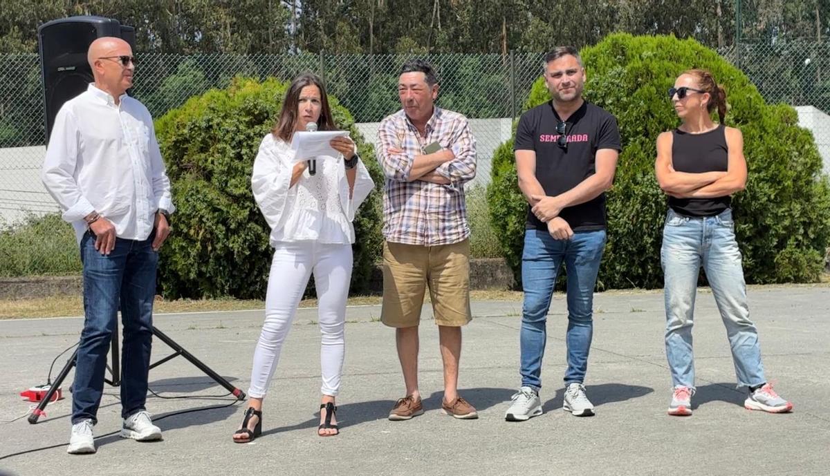 La directora del centro escolar de O Grove, Nuria Santiago, durante los discursos.