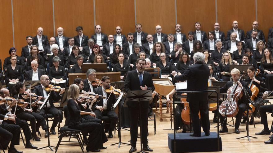 El tenor Manuel Gómez Ruiz, con la OSPA y el Coro de la Fundación Princesa de Asturias, durante el concierto. | Miki López