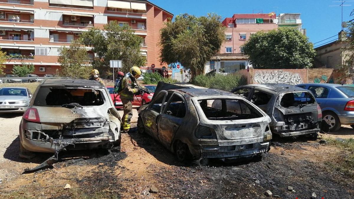 Un incendio quema tres coches en un descampado de Esplugues