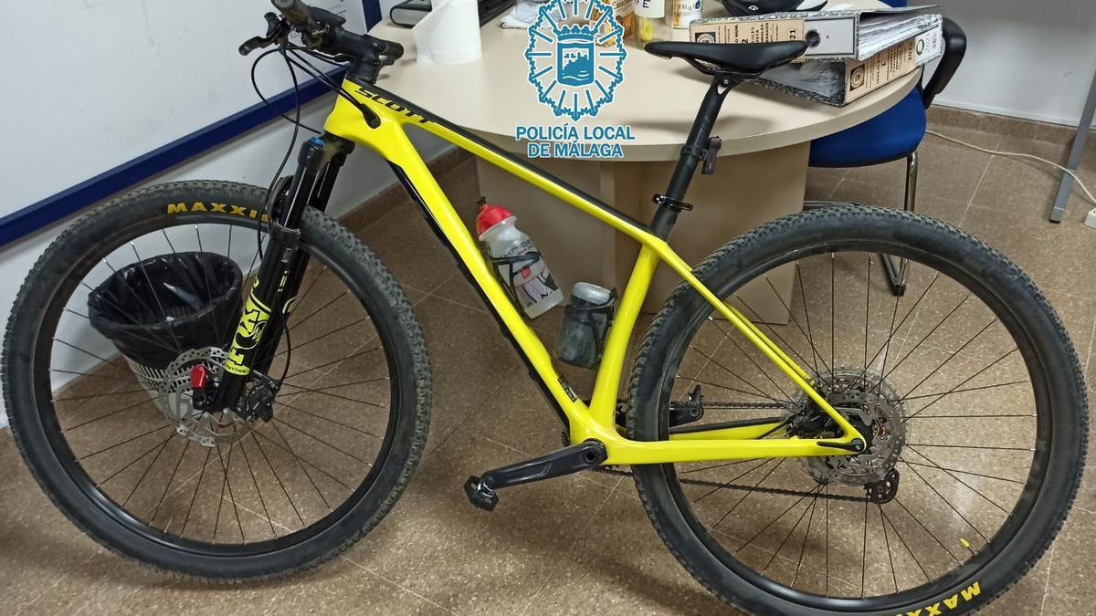 Bicicleta del malagueño rescatado en los Montes de Málaga.