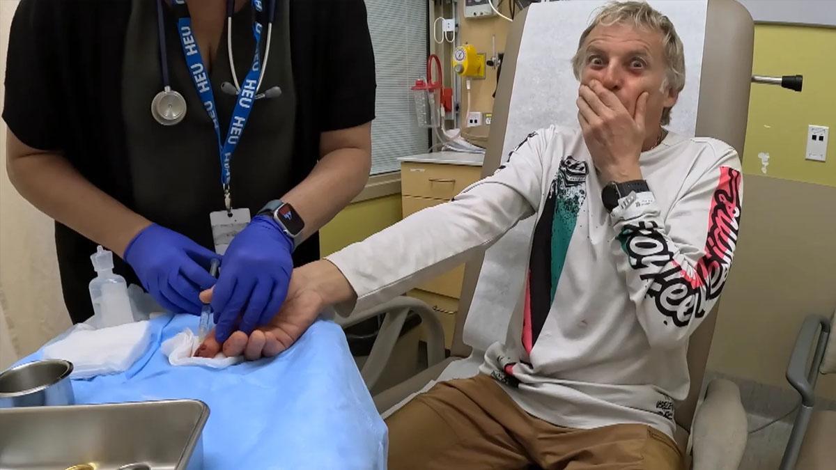 Jesús Calleja sufre un accidente grabando 'Universo Calleja'.