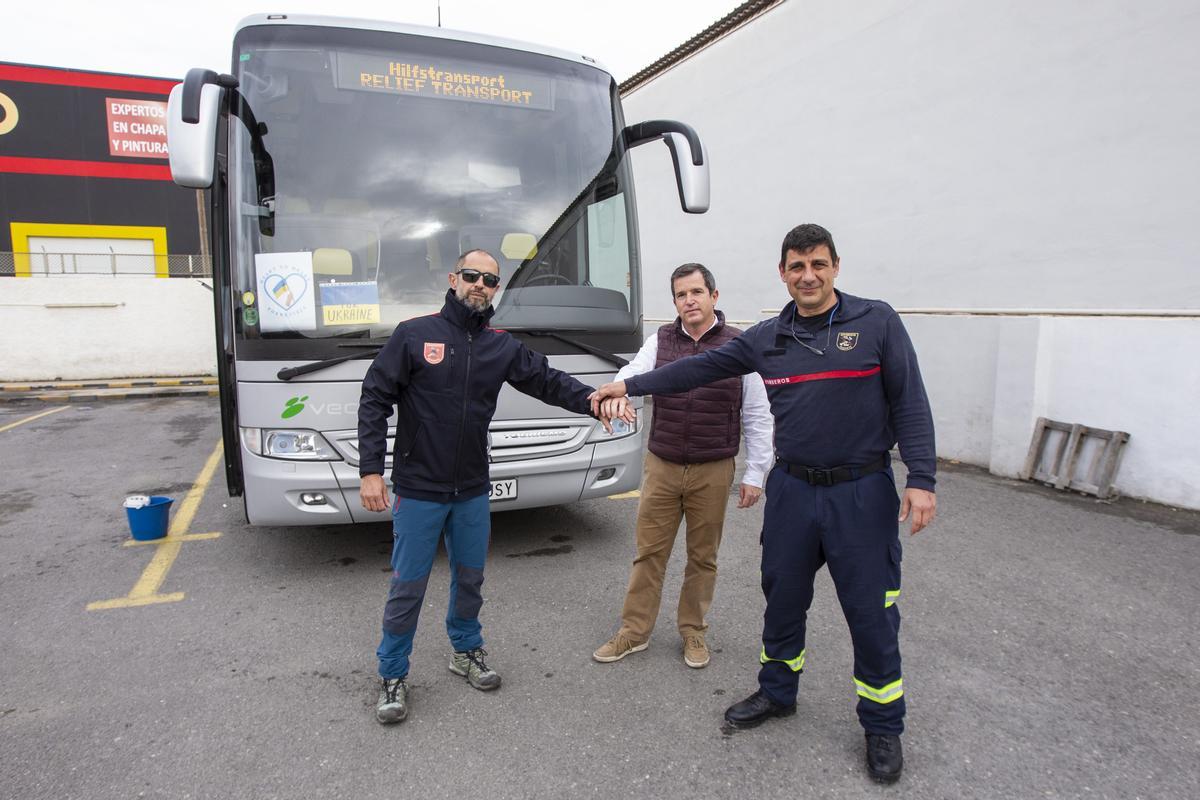 Fletan un autobús con ayuda humanitaria para Ucrania que traerá refugiados de vuelta