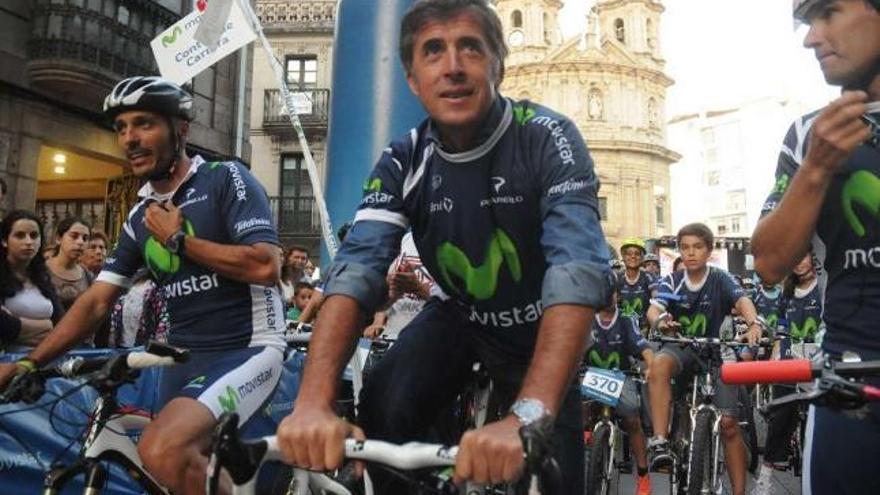 Perico Delgado, en Pontevedra, durante la última &quot;pedalada&quot; popular celebrada hace un año. // Rafa Vázquez