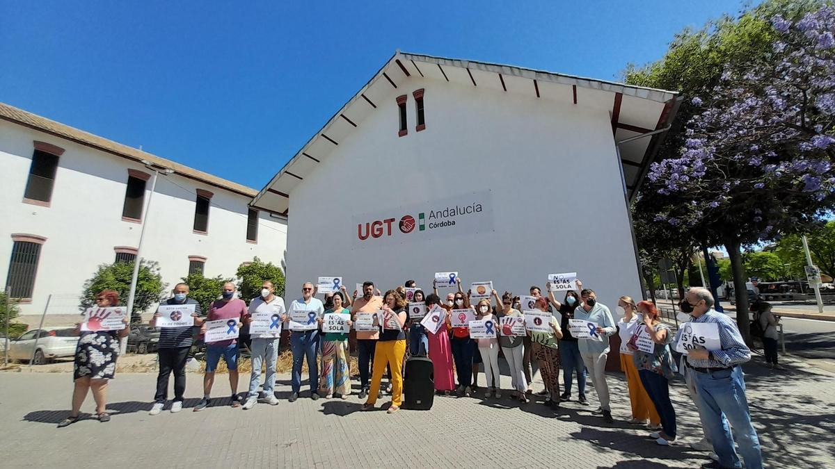 Concentración en la sede de UGT de Córdoba.