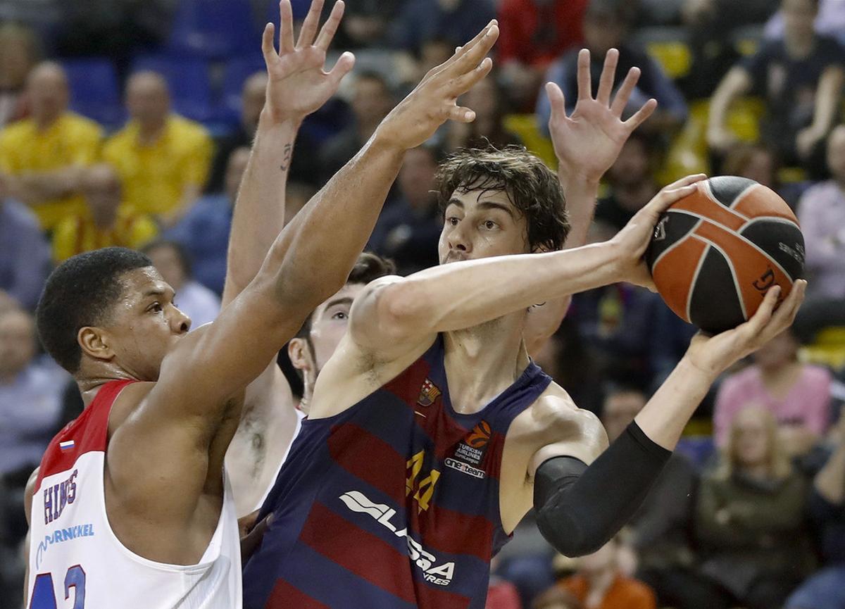 GRA504. BARCELONA, 03/03/2017.- El pívot croata del FC Barcelona Lassa Ante Tomic (d) intenta pasar la pelota ante la oposición de Nando De Colo y Kyle Hines (i), del CSKA de Moscú, durante el partido de la Euroliga de baloncesto disputado esta noche en el Palau Balaugrana, en Barcelona. EFE/Andreu Dalmau