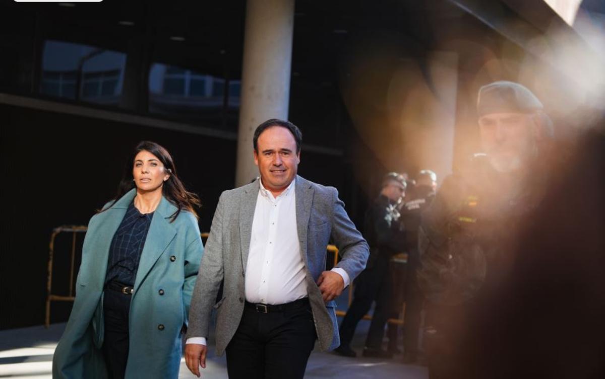 Pérez Llorca, junto a una asesora de prensa del PPCV, el viernes tras declarar como testigo en el juzgado de Catarroja.