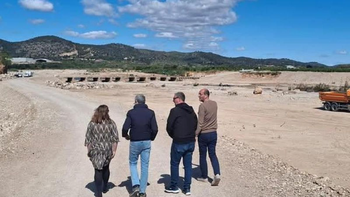 Al fondo, el puente de Llombai dañado por la fuerza del Magro, en una imagen de archivo.