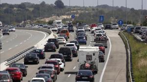 Colas en la AP-7 sur a la altura de Torredembarra. 