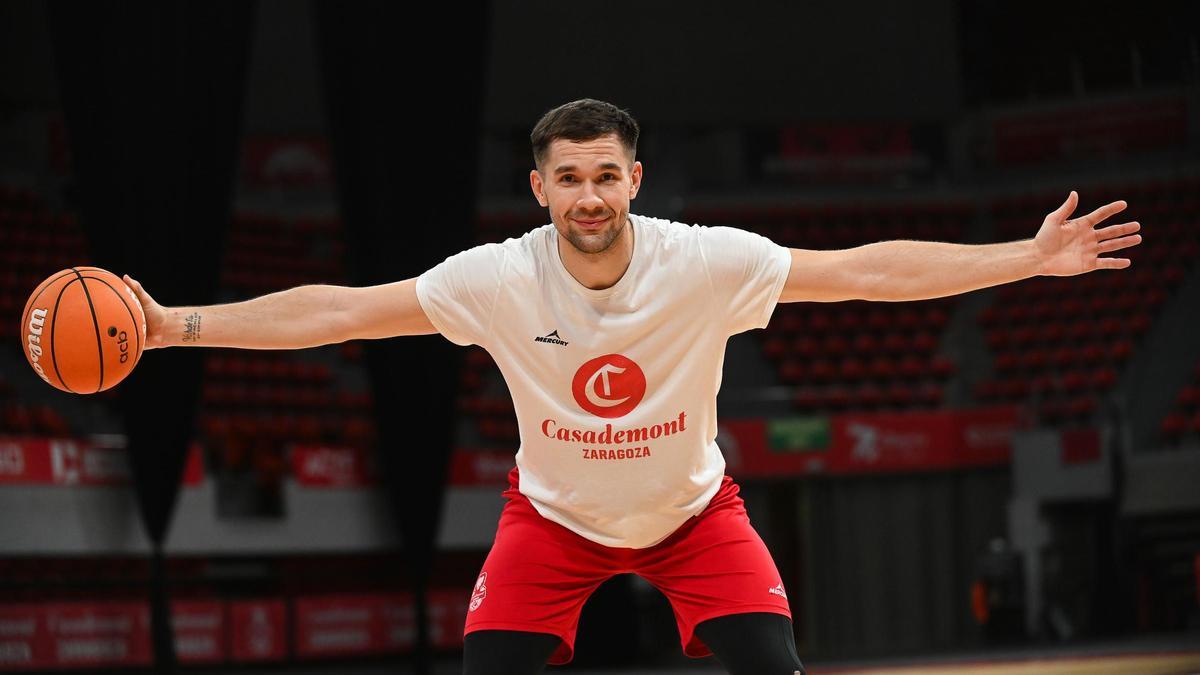Emir Sulejmanovic, este jueves, sobre la cancha del Príncipe Felipe con los brazos abiertos y un balón en su mano.