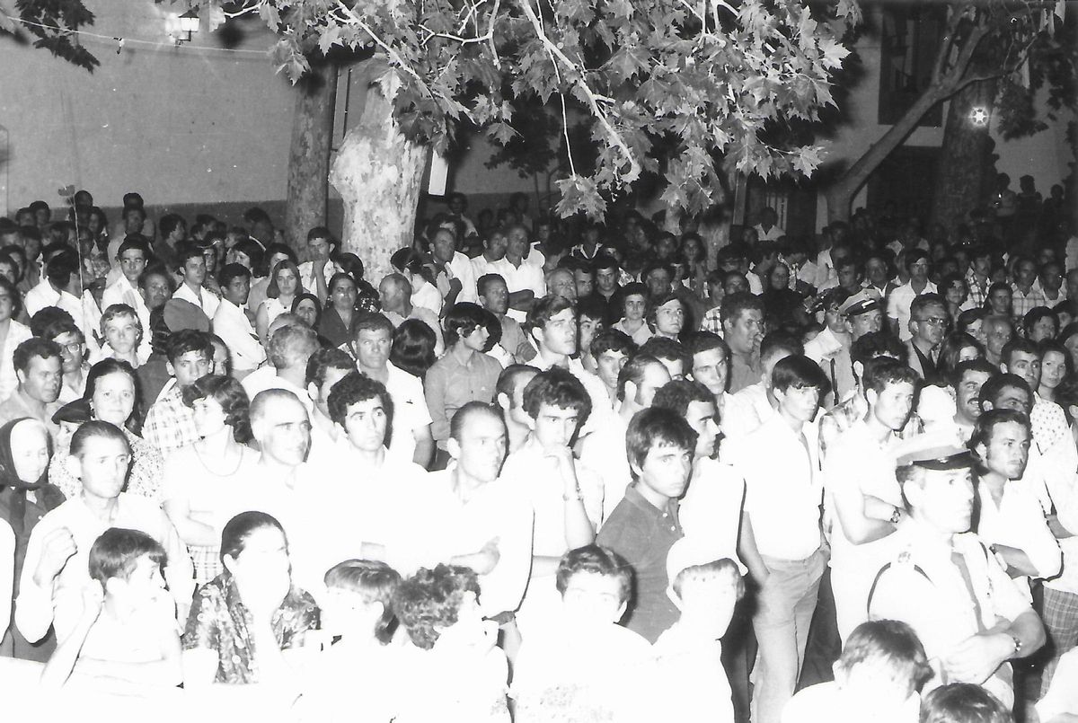 Expectación en el pueblo ante la lectura del pregón en 1975 por Araña del Toro.