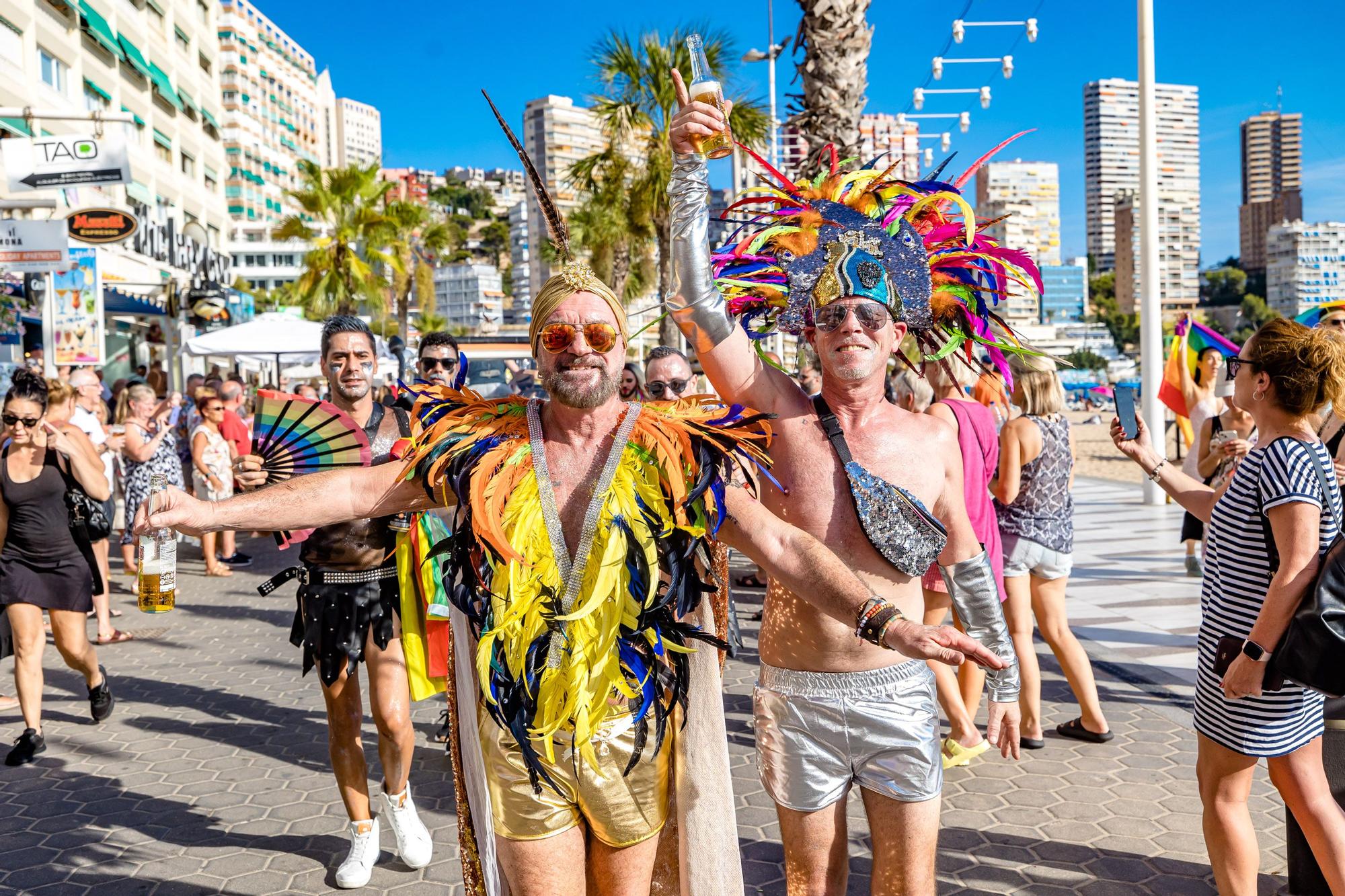 Como en ediciones anteriores, The Parade ha comenzado esta tarde desde el Rincón de Loix, recorriendo el Paseo de la Playa de Levante Levante y un tramo de la avenida Mediterráneo hasta alcanzar el auditorio Julio Iglesias del Parque de l’Aigüera donde se ha continuado la fiesta.