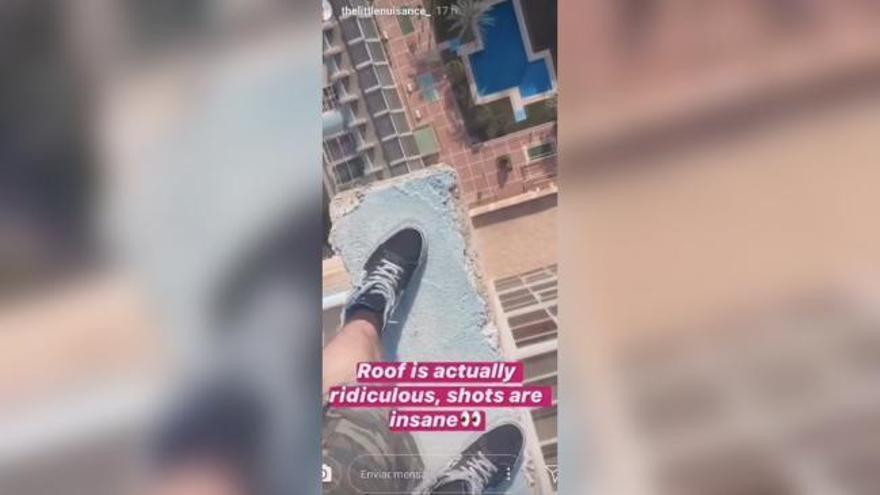 Un instagramer presume en redes de fotografiarse colgado en azoteas de Benidorm