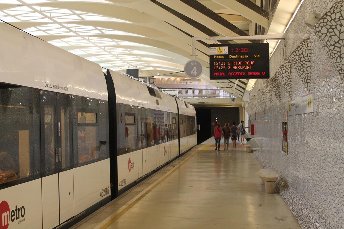 “Tren de Metrovalencia en servicio”
