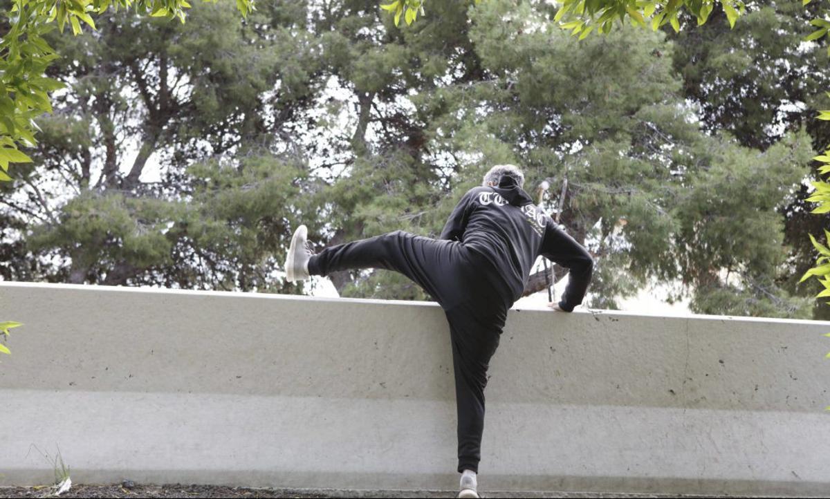 Trotz zwölf Jahren in einer selbst gebauten Blechhütte ist Javi noch gut gelaunt. Gesellschaft leisten ihm die Straßenkatzen, die er füttert.  | FOTOS: NELE BENDGENS