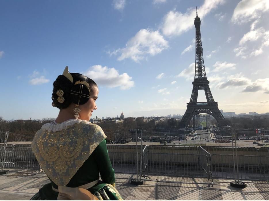 Marina y Sara, en la fiesta fallera de París.