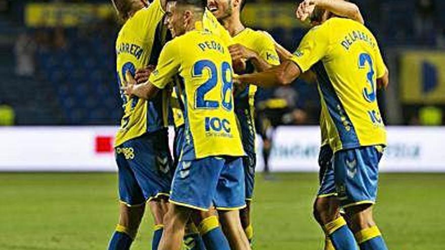 Pedri, de espaldas, celebra un gol del Las Palmas.