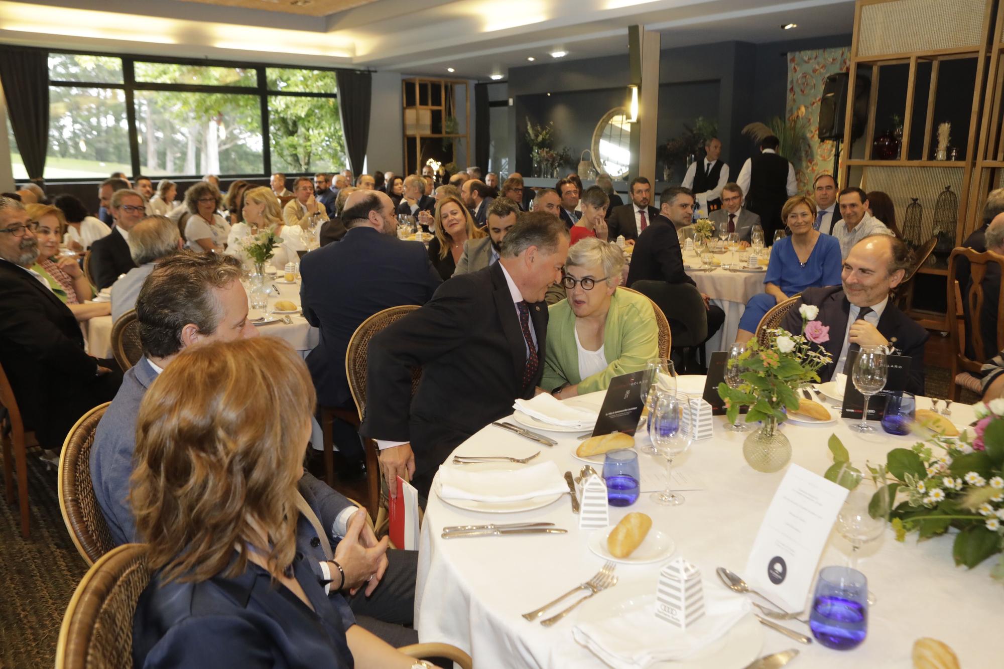 Entrega del premio "Gijonés del año" a Félix Baragaño