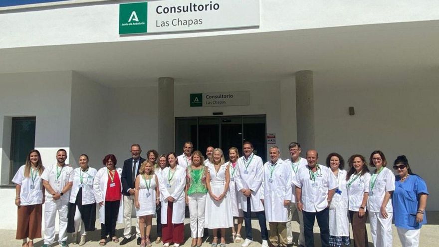 La consejera andaluza de Salud, ayer, en la visita al nuevo consultorio.