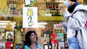 Un joven pasa ante el escaparate de la Librería Gaztambide de Madrid, lleno de libros de Almudena Grandes.