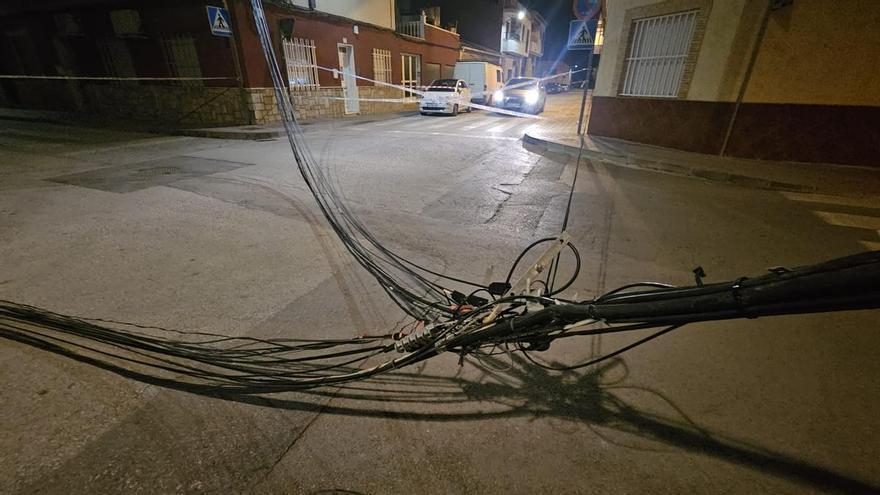 Se desploma un tendido eléctrico en mitad de una calle de una pedanía de Orihuela, y cuatro días después ahí sigue