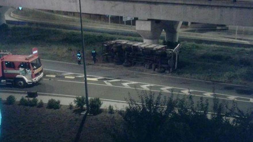Fallece un trabajador de la recogida de basura de A Coruña al volcar el camión que conducía