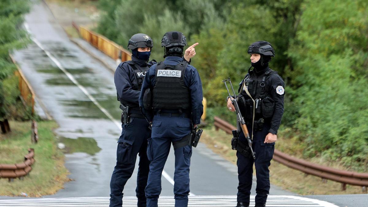 Agentes de la policía de Kosovo, cerca de la localidad de Banjska.