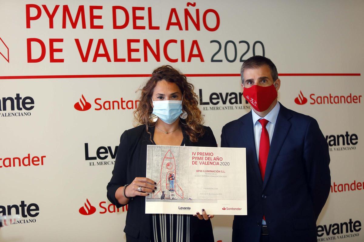 La representante de BPM Iluminación SL con su premio.