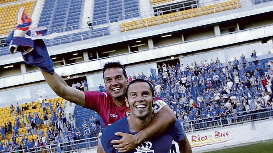 Cervero y Esteban, subido a su espalda, celebran el ascenso del Oviedo en el Ramón de Carranza, en Cádiz.