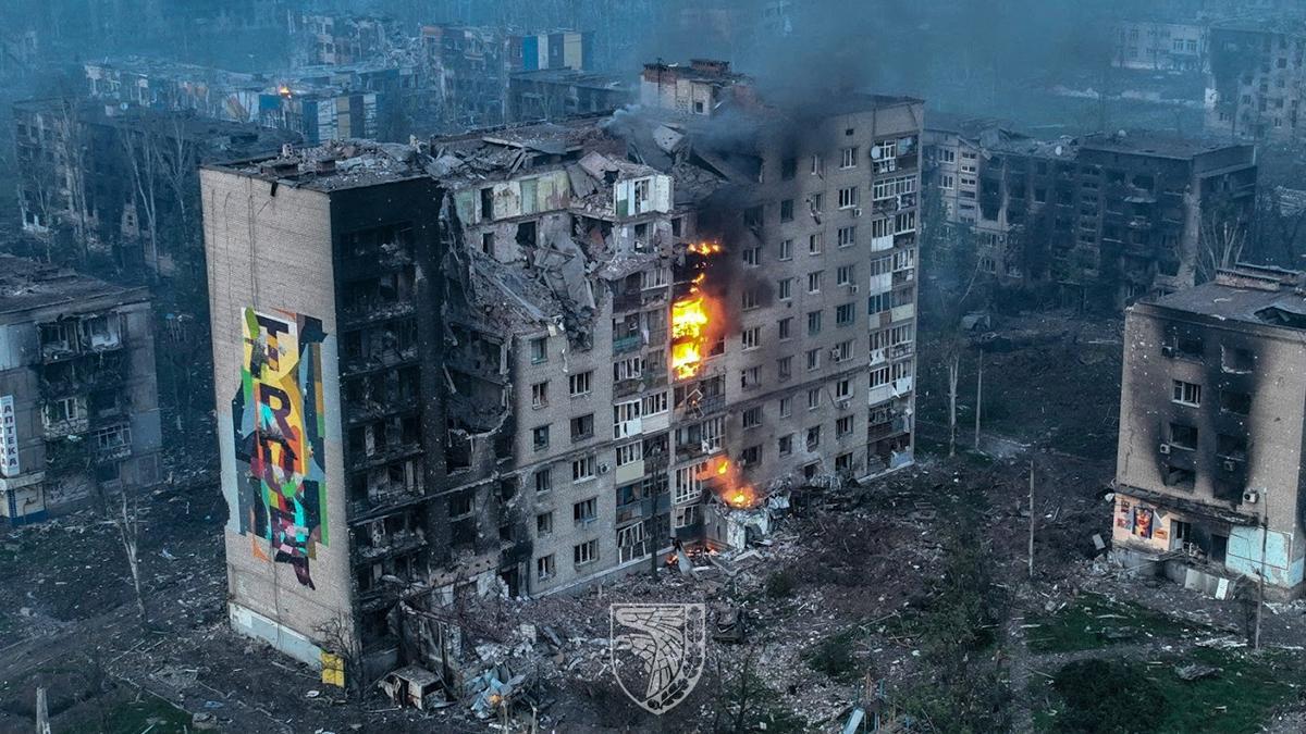 Un edificio destruido en la línea del frente en la ciudad de Bajmut, en la región de Donetsk