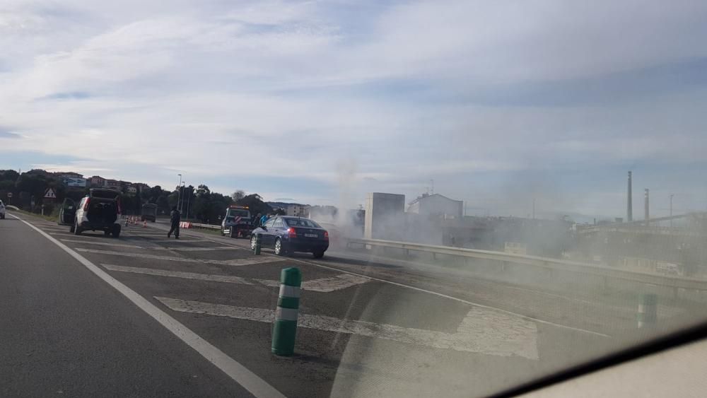 Arde un coche en la variante de Avilés