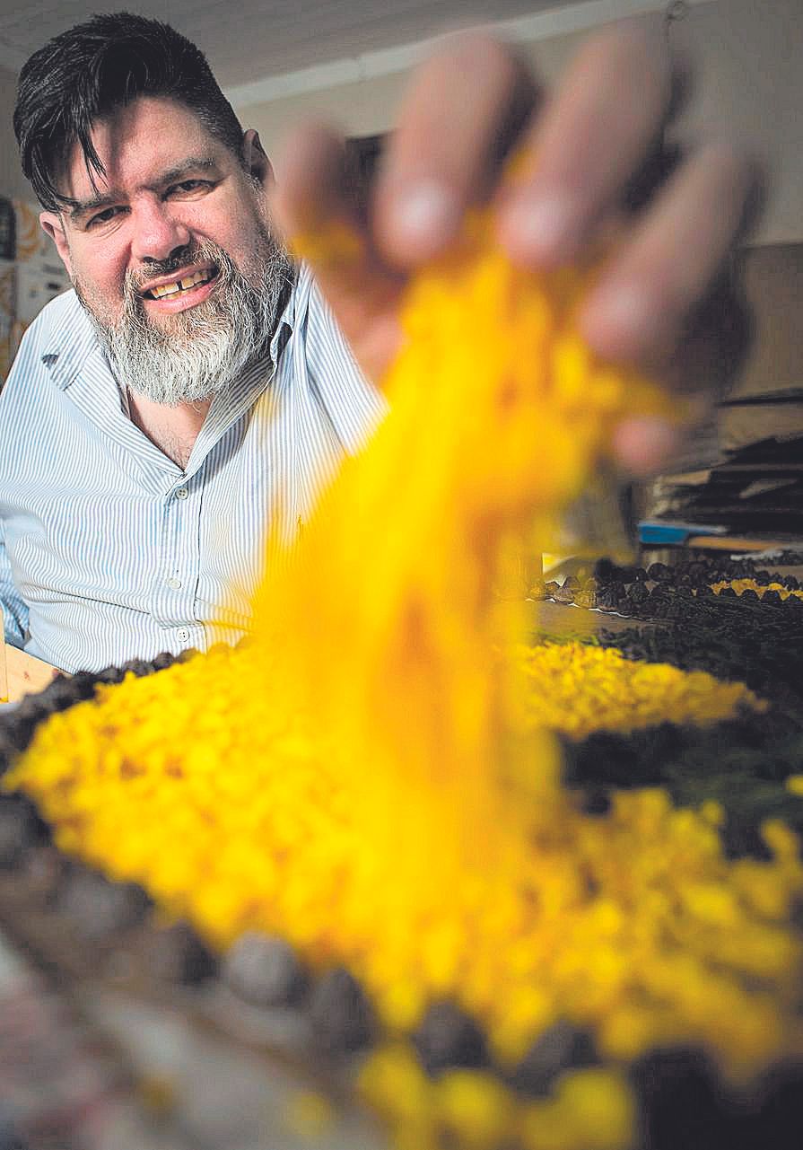 Roberto Frontera, con pétalos de flor que se usan en las alfombras  del Corpus de Castropol, en cuyo diseño y colocación colabora. | Julián Rus