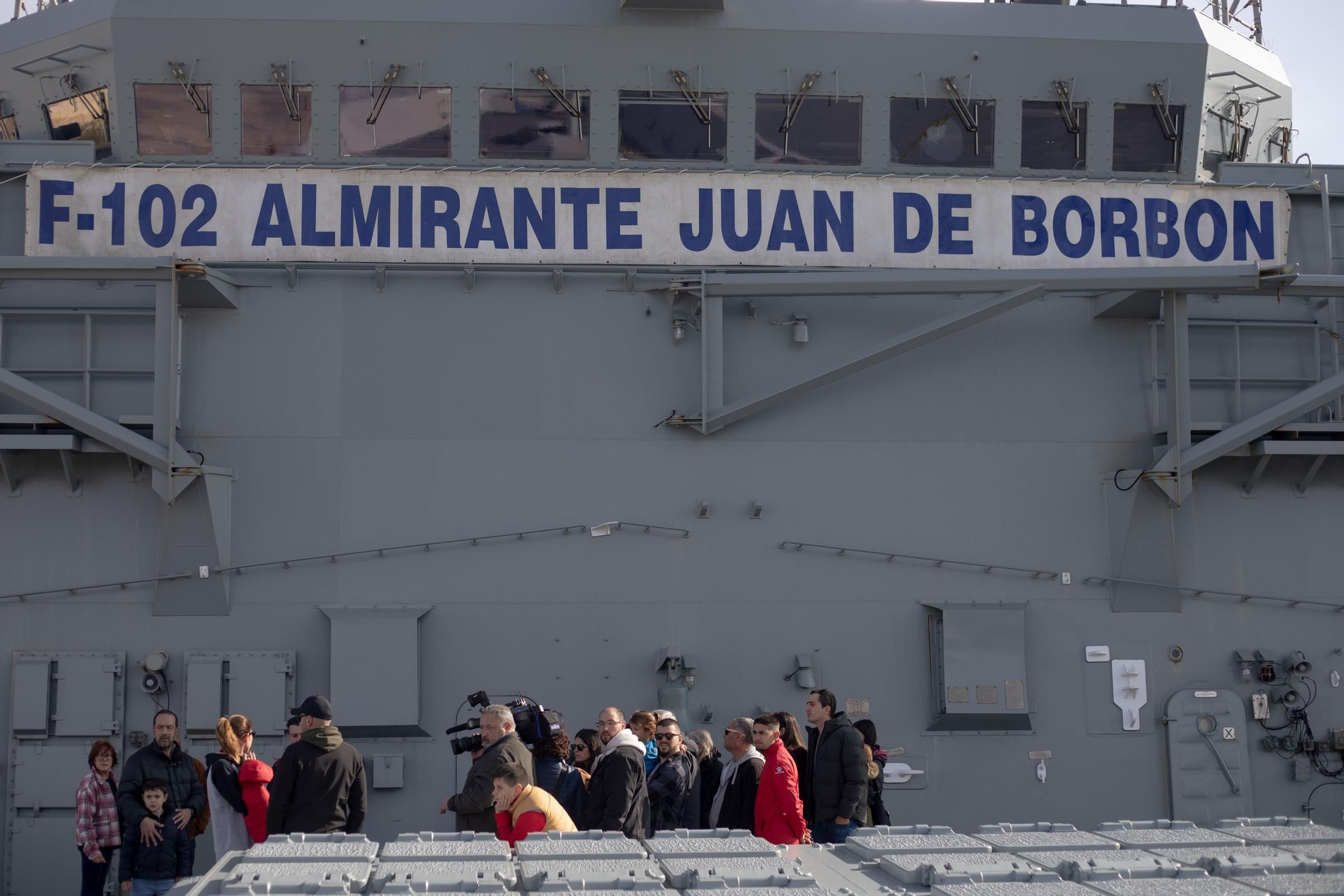 La primera jornada de puertas abiertas en la fragata 'Almirante Juan de Birbón', en imágenes