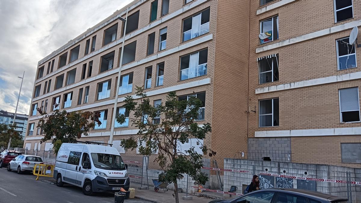 El edificio está situado junto a un instituto de Secundaria.