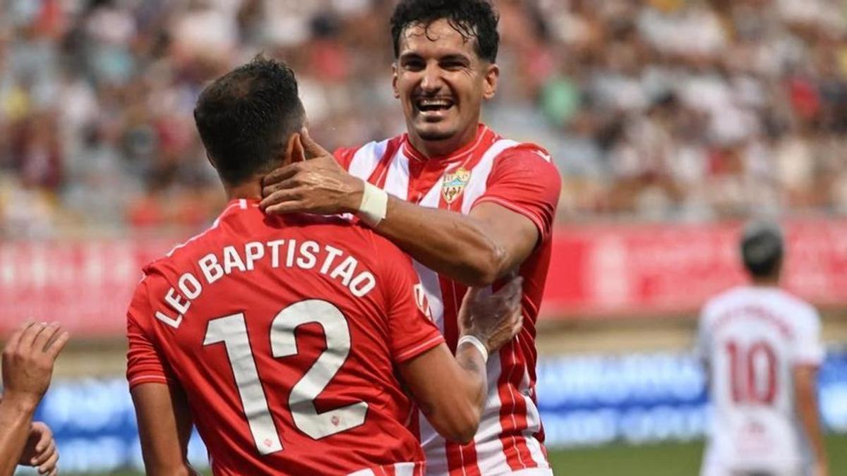 Álex Muñoz celebra un gol del Almería junto a Leo Baptistao