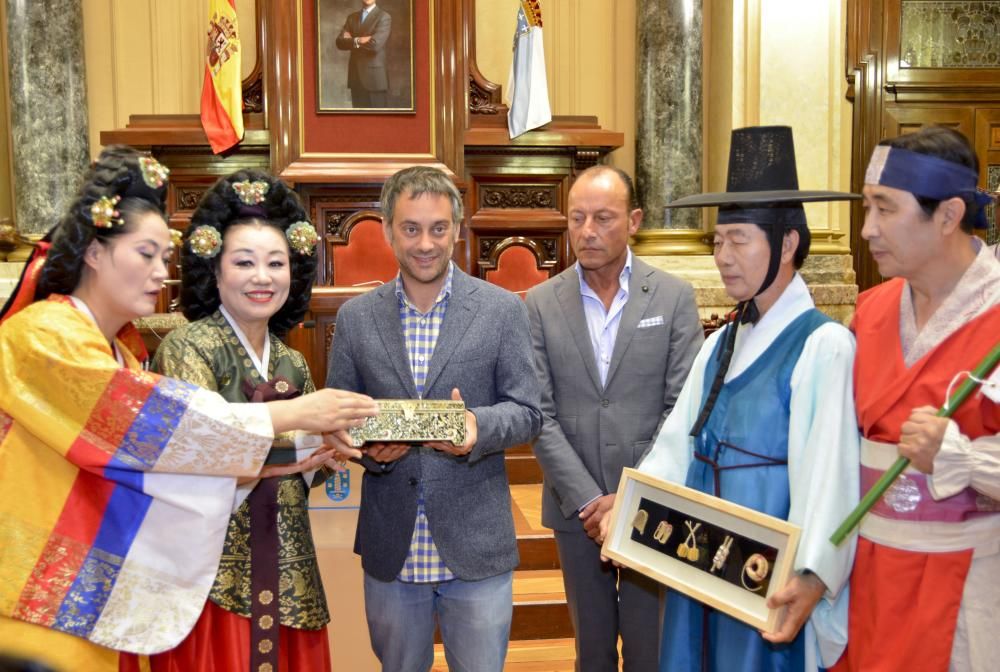 El alcalde recibe en María Pita a representantes de las agrupaciones que participan en el Festival Internacional de Folclore Cidade da Coruña.