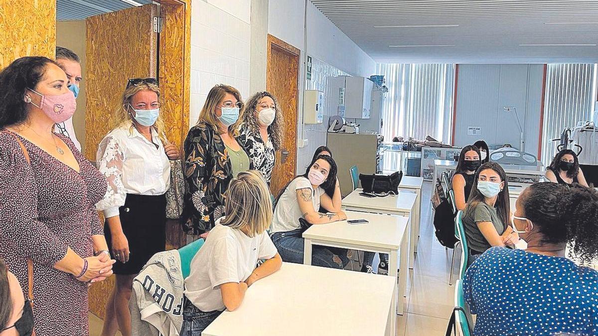 La consejera de Educación, Mabel Campuzano, visitó ayer a los alumnos del CIFP de Lorca