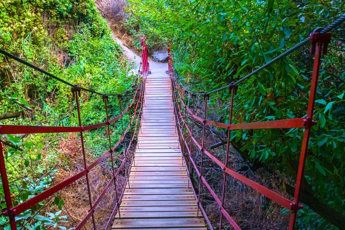Uno de los cinco puentes colgantes de la ruta