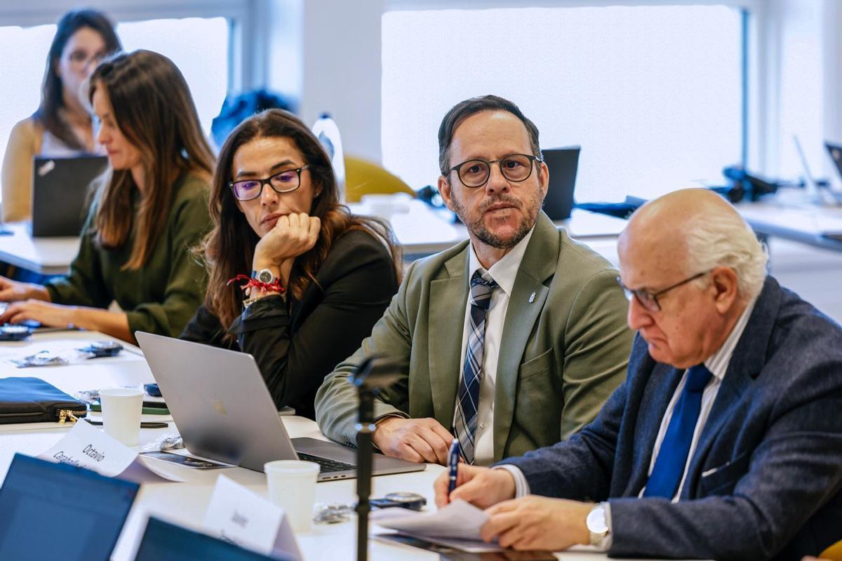 El viceconsejero del Gabinete de la Presidencia, Octavio Caraballo (2d), en una reunión de la Conferencia de Regiones Periféricas y Marítimas de la UE.