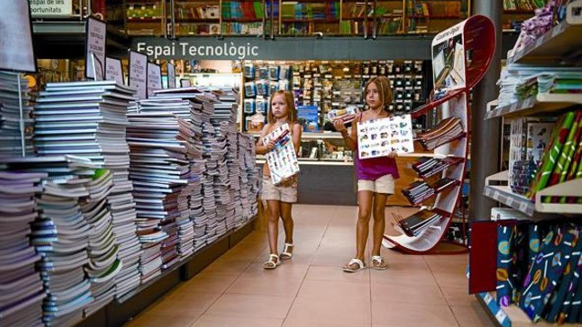 Dos niñas se proveen de material escolar con vistas al inicio del curso, el sábado en una librería de Barcelona.