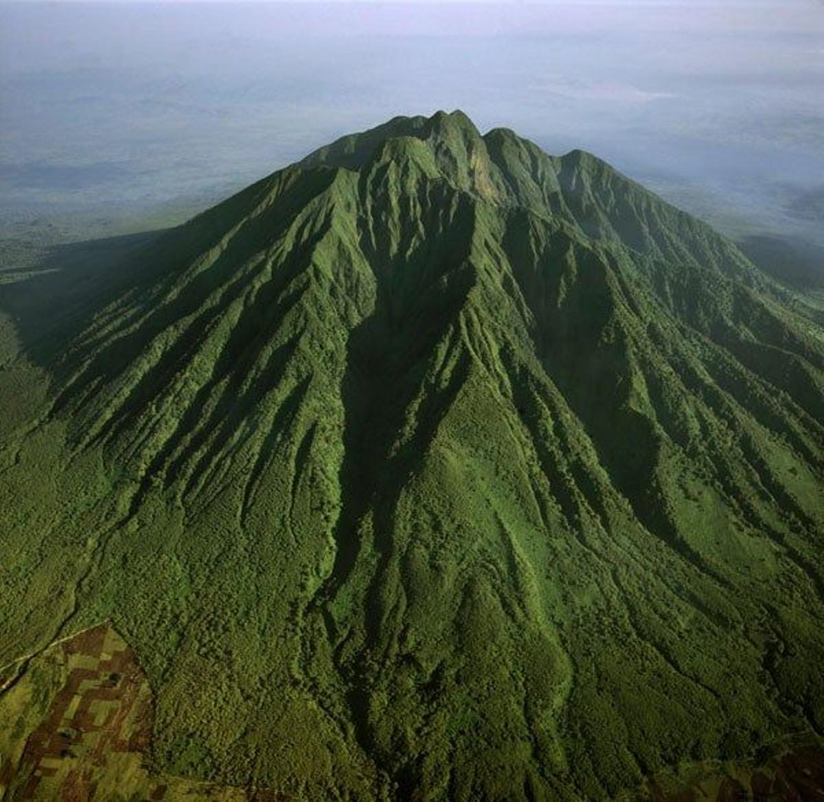 El Monte Sabyinyo, es un volcán extinto y el más antigo de la cadena de las Montañas Virunga.