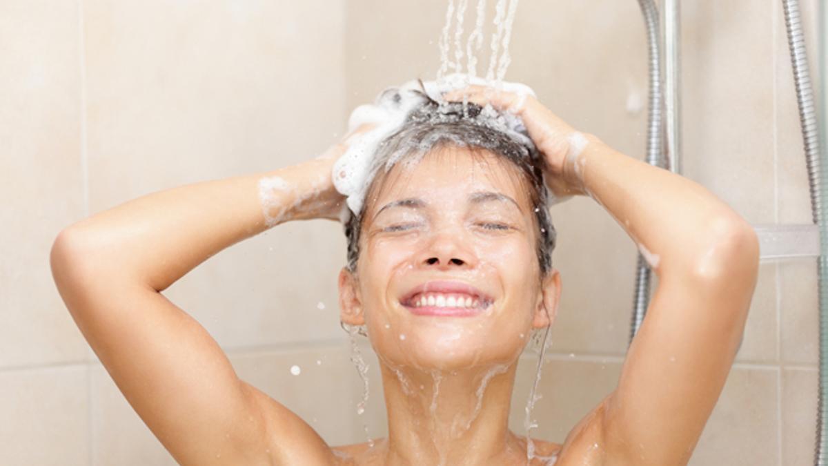 Mujer lavándose el pelo en la ducha
